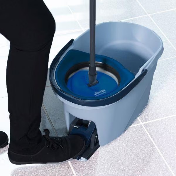 1 pièce Vileda UltraSpin Mini Starterkit bleu avec manche télescopique.